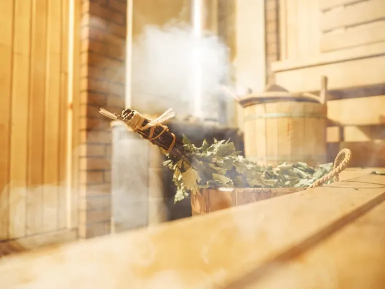 Birkenzweige in Sauna mit Holzofen in Banja Os in Osnabrück